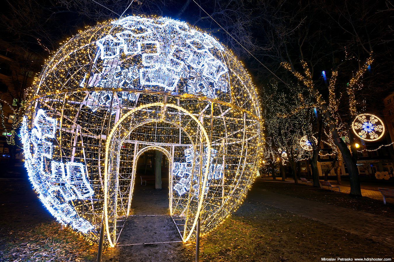 Enter the huge Christmas ball - HDRshooter