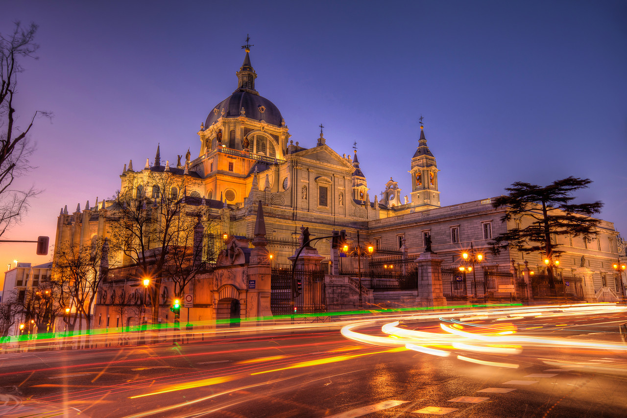 Слушать мадрида. Вечерний Мадрид в Испании. Церкви Мадрида Испания. Madrid Sightseeing. Лист с достопримечательностями Мадрида.